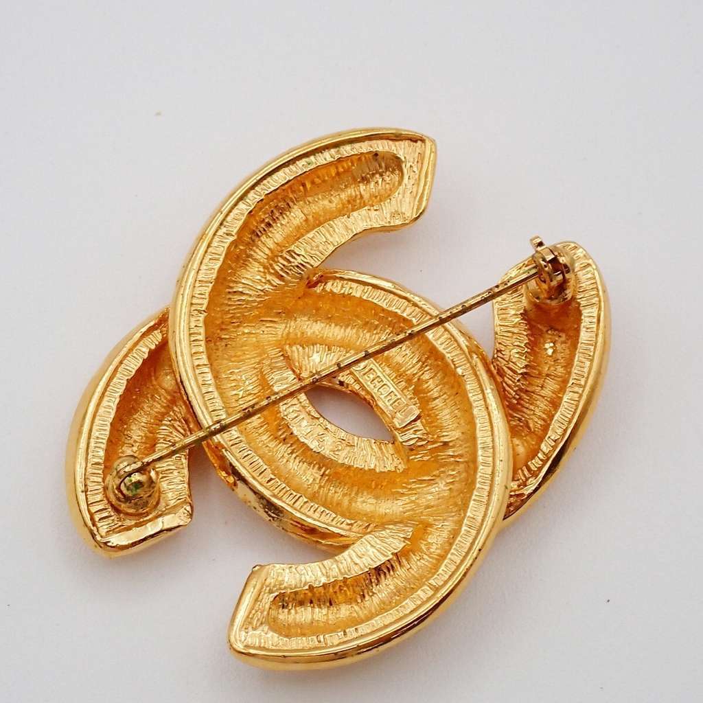 Chanel Vintage Quilted CC Brooch Gold Good condition - Back View