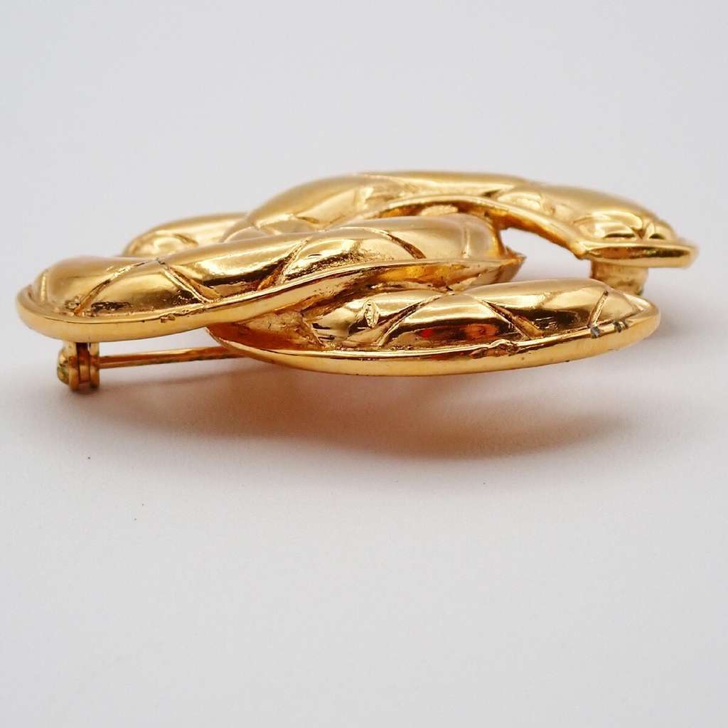 Chanel Vintage Quilted CC Brooch Gold Good condition - Model View