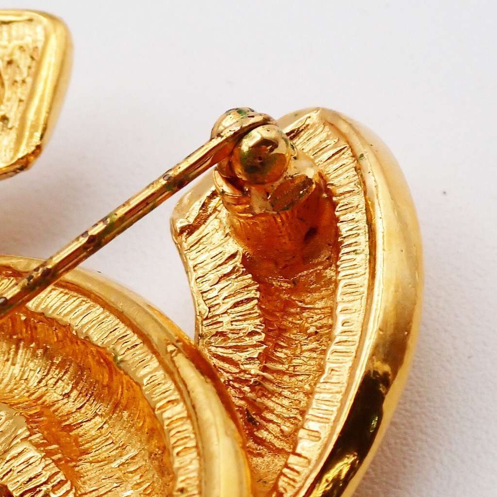 Chanel Vintage Quilted CC Brooch Gold Good condition - Box View