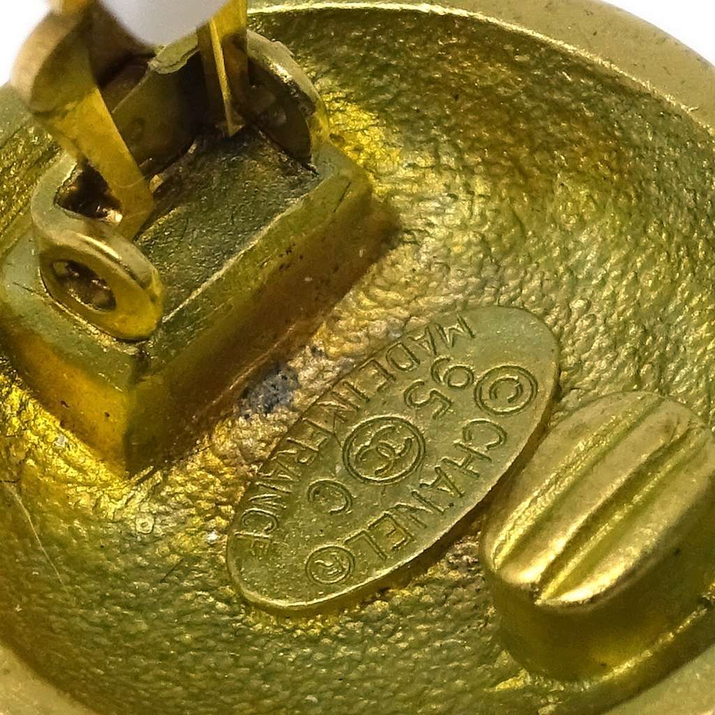 Chanel Vintage CC Round Clip-On Earrings Gold Good condition - Model View