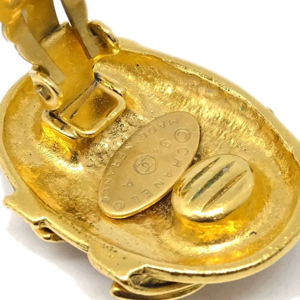 Chanel Vintage CC Button ovales Clip-On Earrings Gold Good - Model View