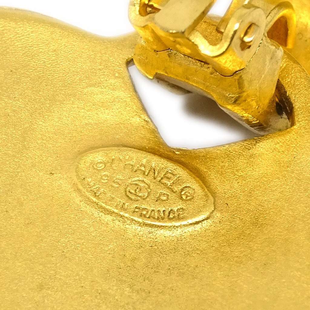 Chanel Vintage CC Heart Clip-On Earrings Gold Good condition - Model View
