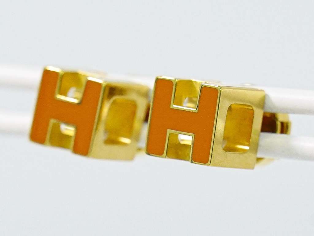 Hermès Cage d'H Stud Earrings Gold Good condition - Model View