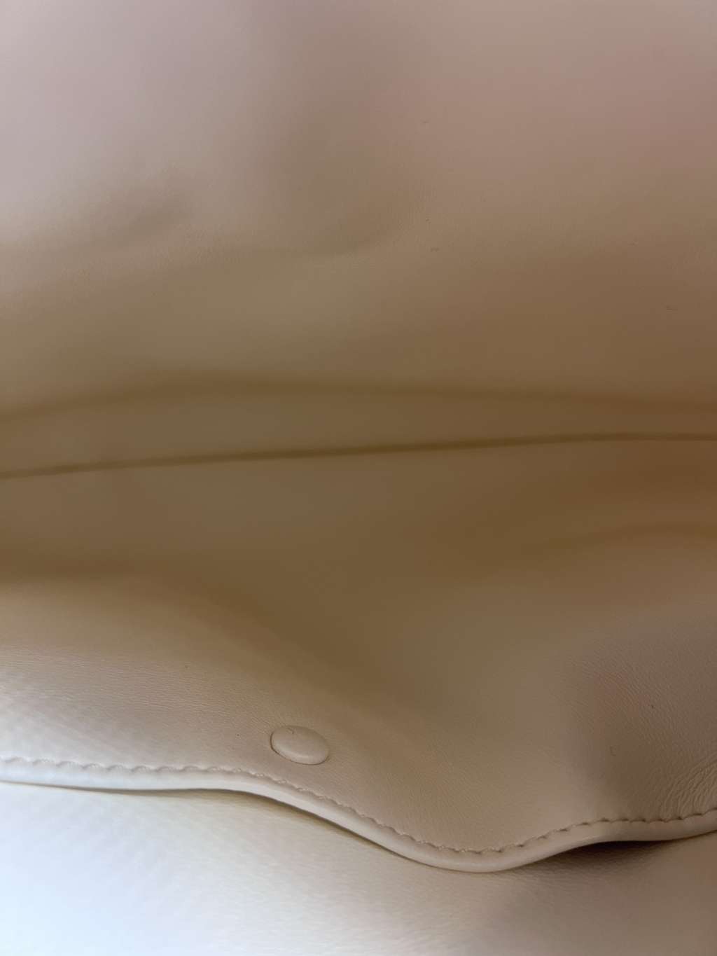 Valentino Garavani Ruffle Shoulder Bag White Leather Very good condition - Inside View