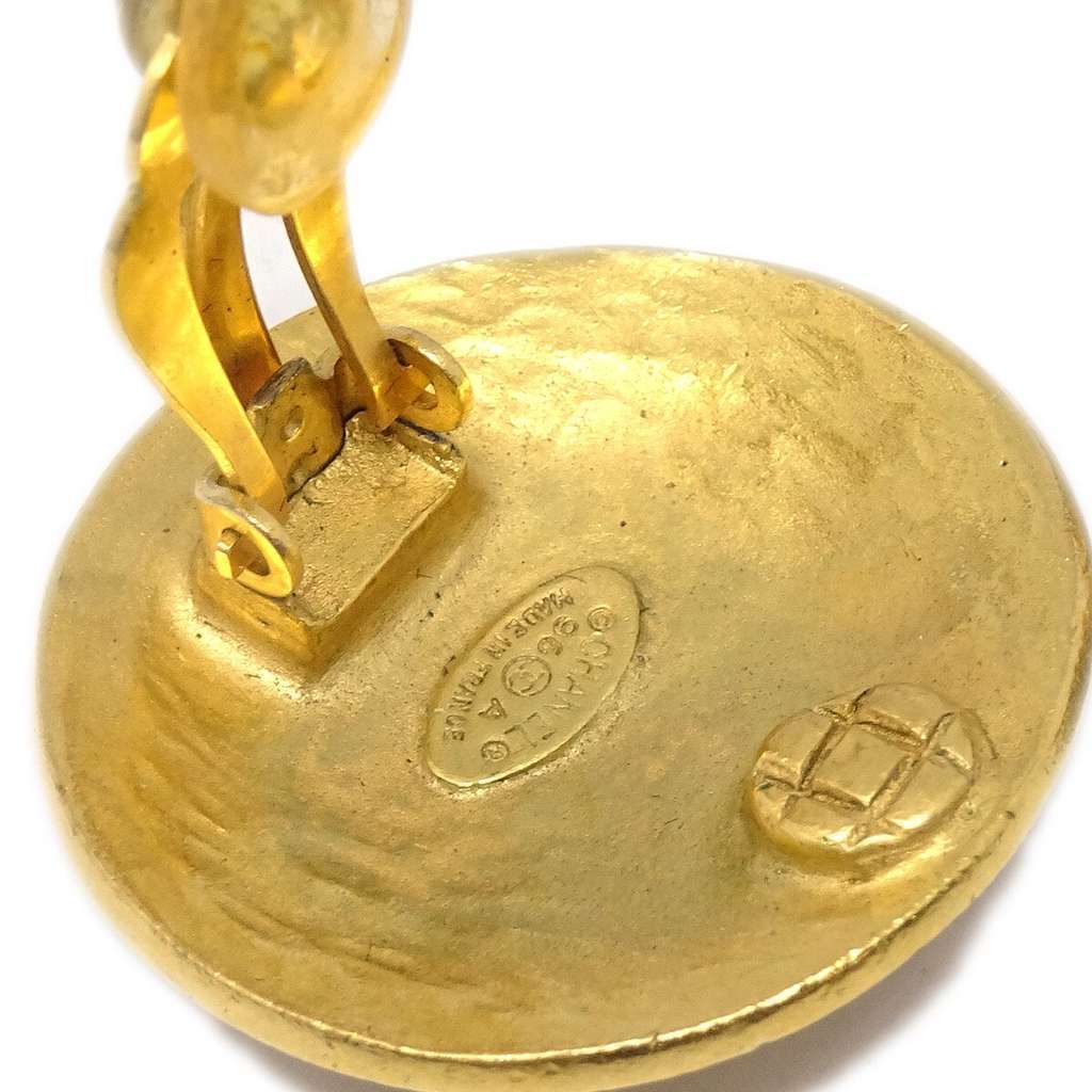 Chanel CC Round Earrings Gold Good condition - Model View