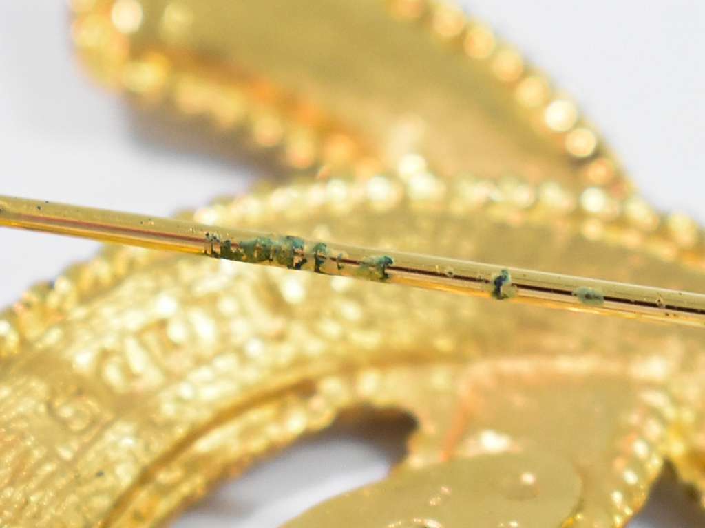 Chanel CC Brooch Gold Good condition - Box View