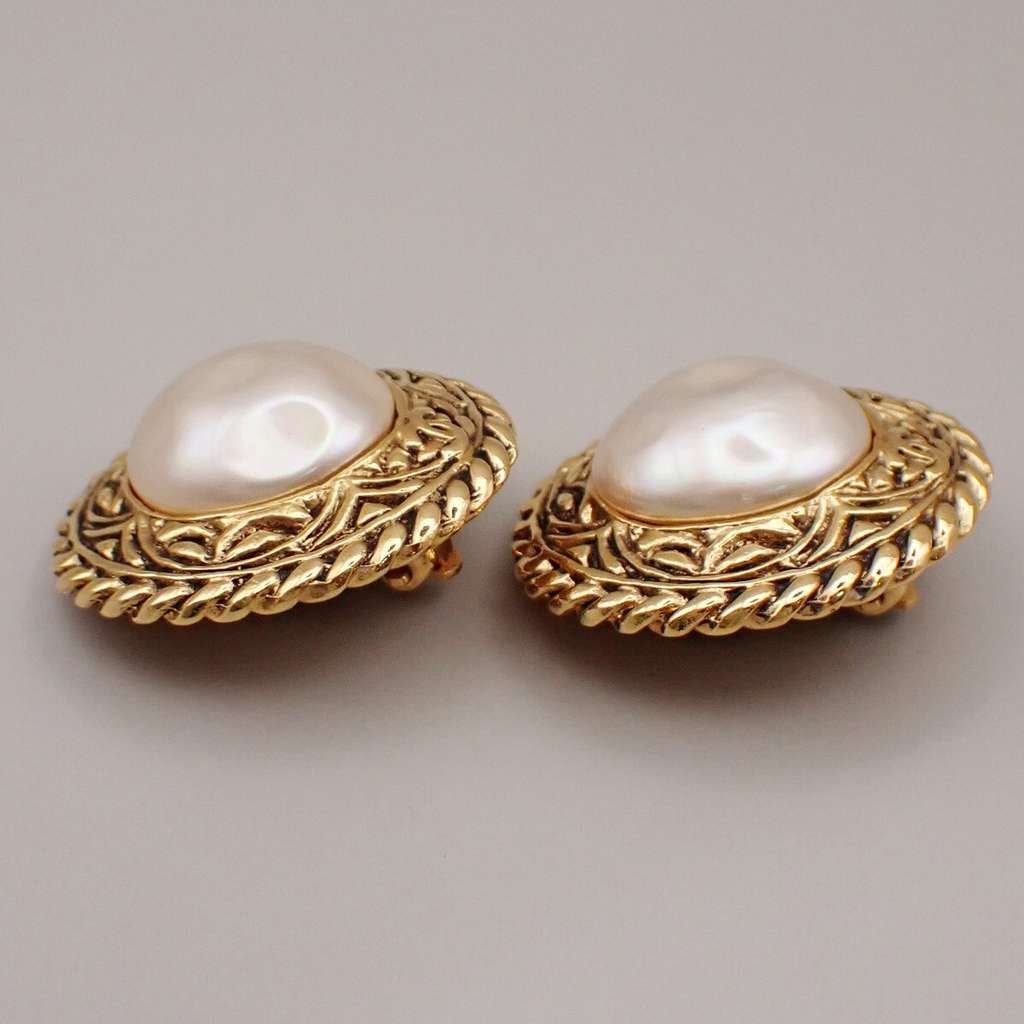 Chanel Vintage Round Chain Clip-On Earrings Gold Good condition - Inside View