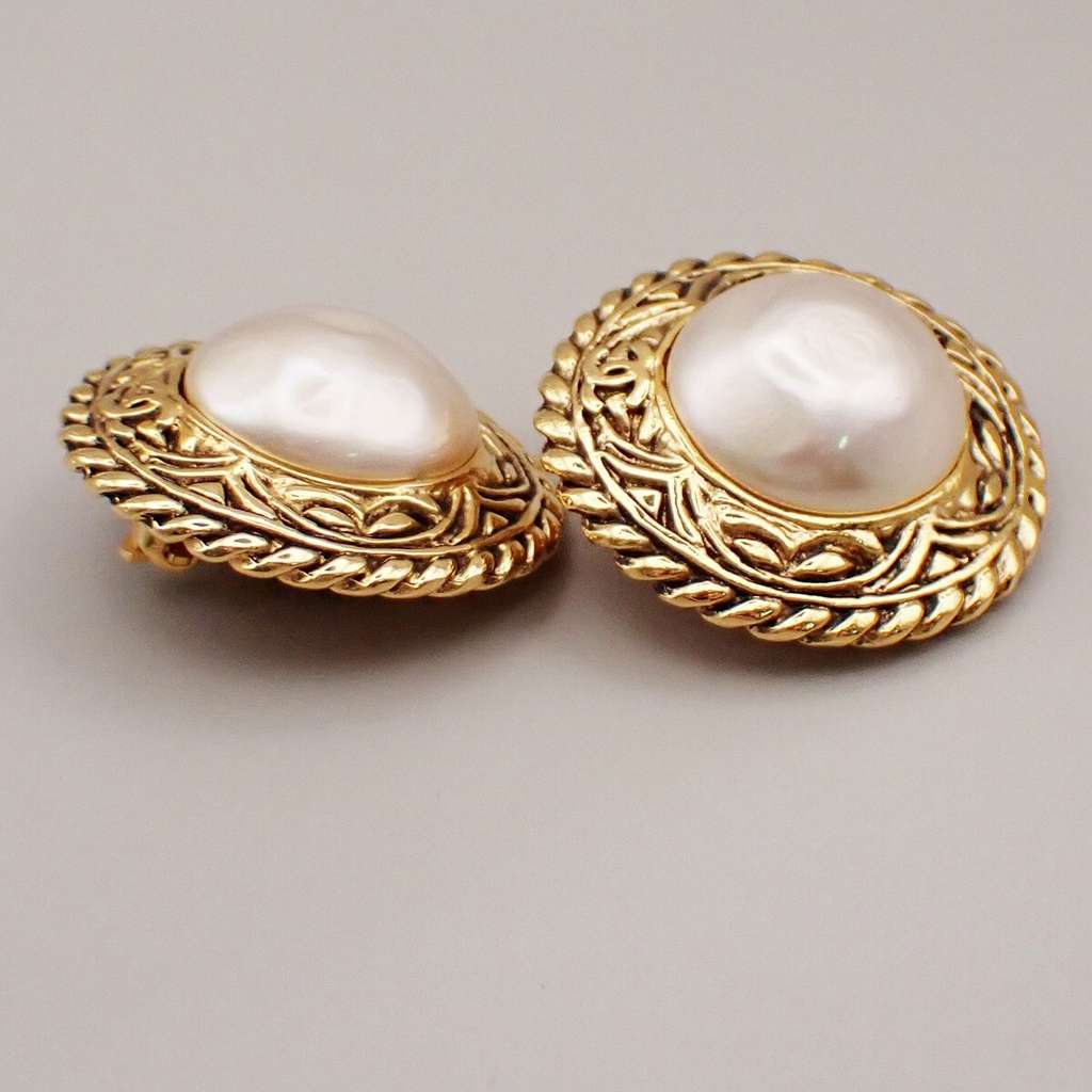 Chanel Vintage Round Chain Clip-On Earrings Gold Good condition - Model View