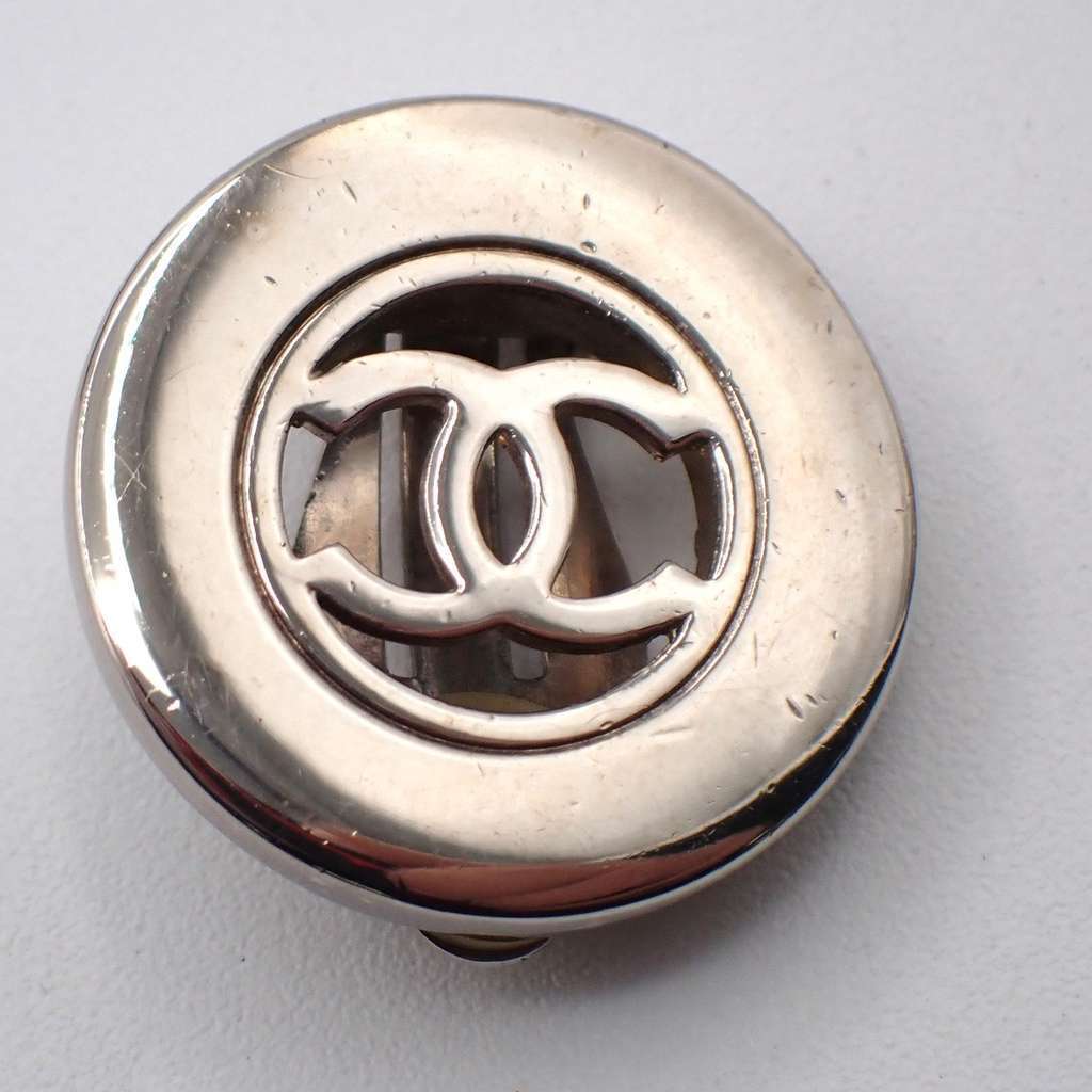 Chanel CC Cutout Round Clip-On Earrings Silver Metal Good condition - Inside View