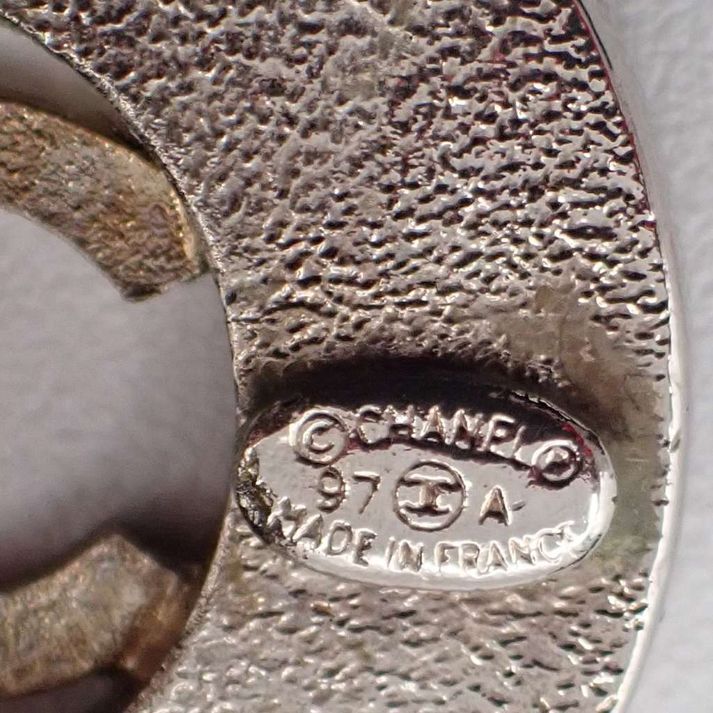 Chanel CC Cutout Round Clip-On Earrings Silver Metal Good condition - Model View