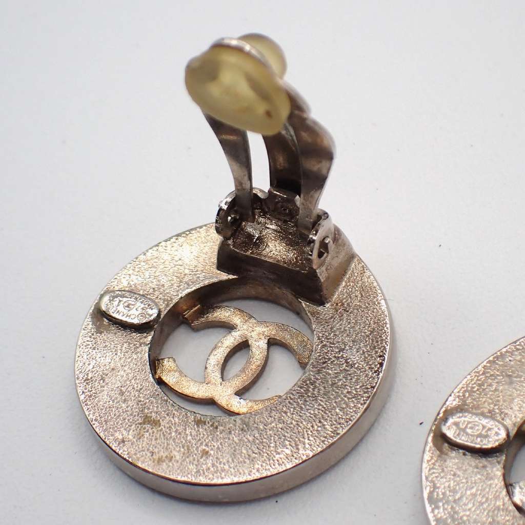 Chanel CC Cutout Round Clip-On Earrings Silver Metal Good condition - Box View