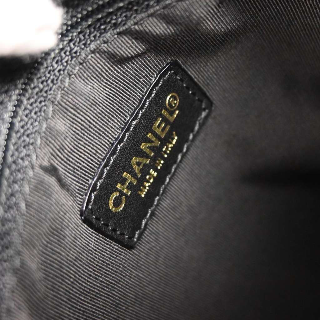 Chanel Chocolate Bar CC Shoulder Bag Black Leather Good condition - Model View