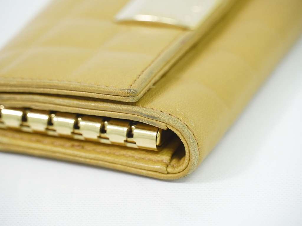 Chanel Chocolate Bar 6 Key Holder Beige Leather Good condition - Model View