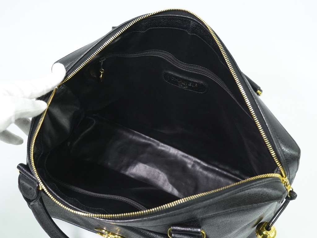 Chanel Vintage Front Pocket Tote Black Leather Good condition - Model View