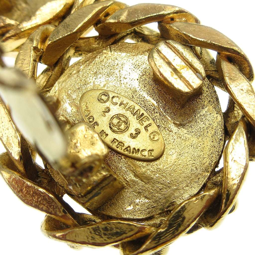 Chanel CC Button Clip-On Earrings Gold Good condition - Model View