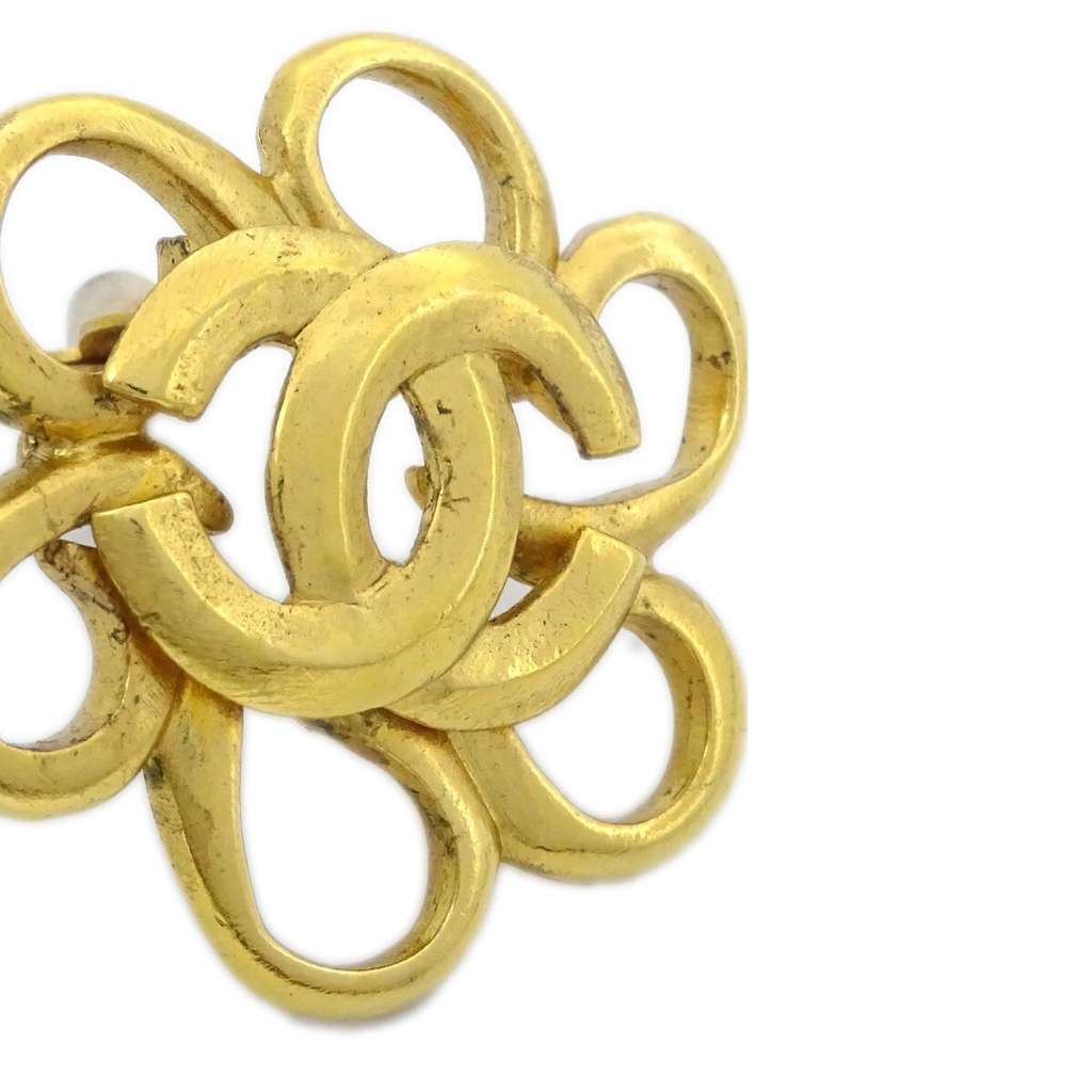 Chanel Vintage CC Flower Clip-On Earrings Gold Good condition - Model View