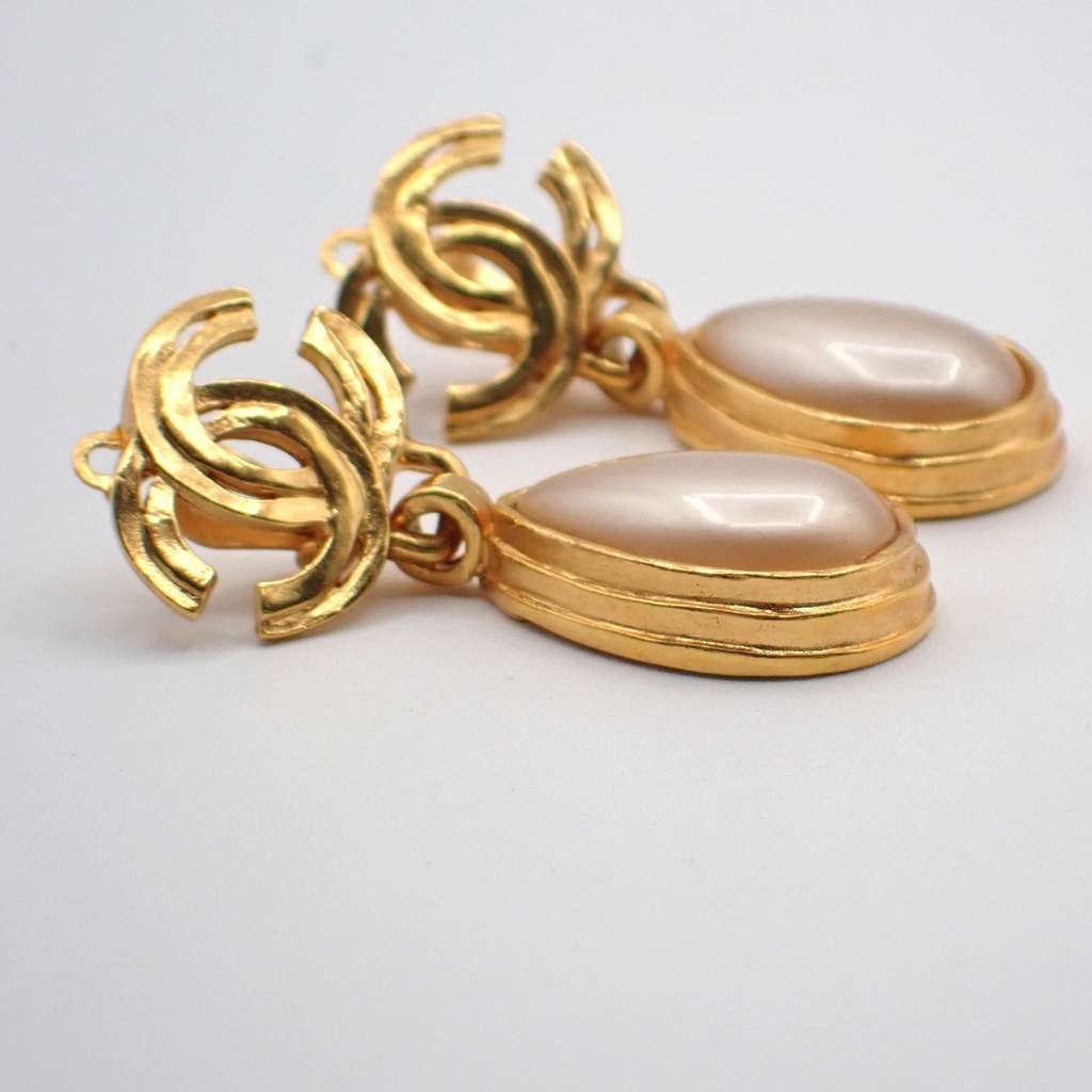Chanel CC Teardrop Earrings Gold Good condition - Model View