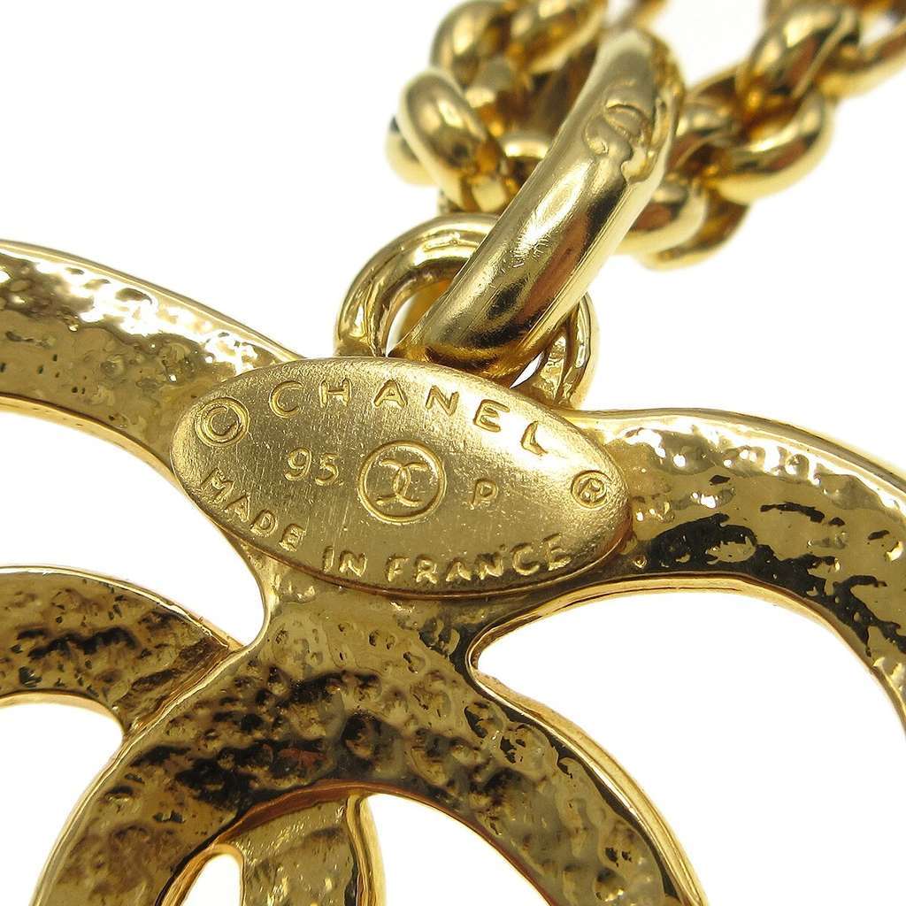 Chanel CC Heart Pendant Necklace Gold Good condition - Model View