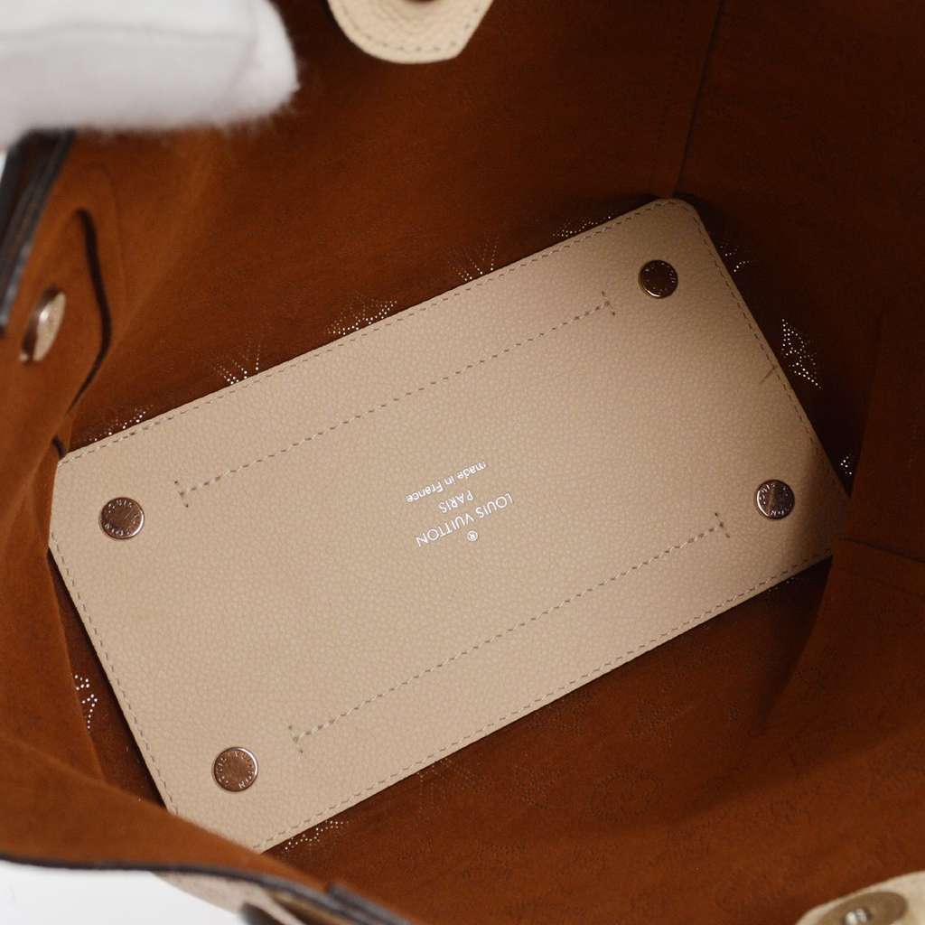 Louis Vuitton Hina Handbag Beige Leather Good condition - Inside View