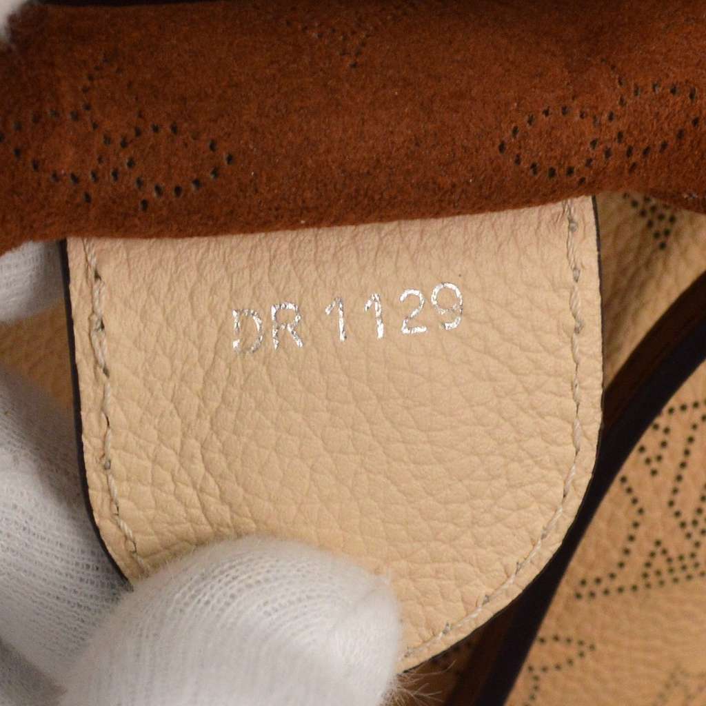 Louis Vuitton Hina Handbag Beige Leather Good condition - Model View