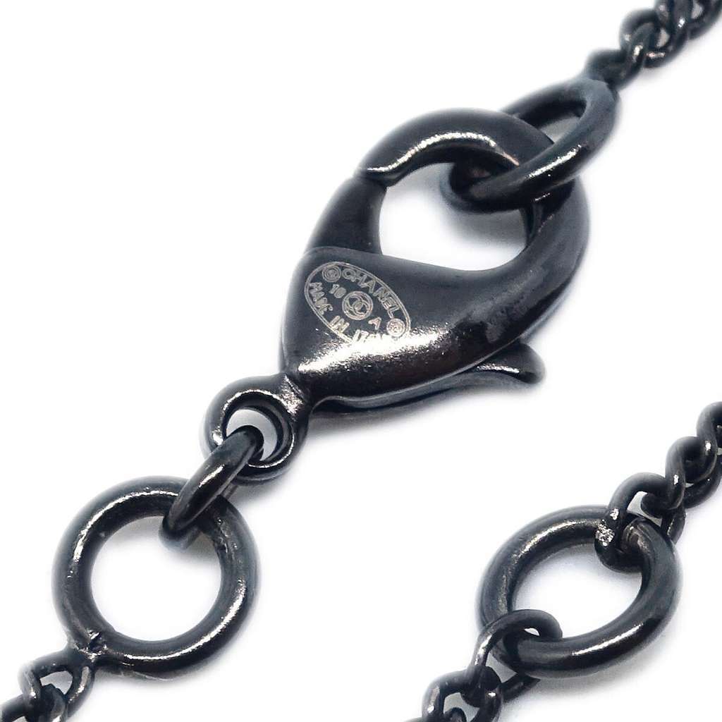 Chanel Vintage CC Pendant Necklace Black Metal Good condition - Model View