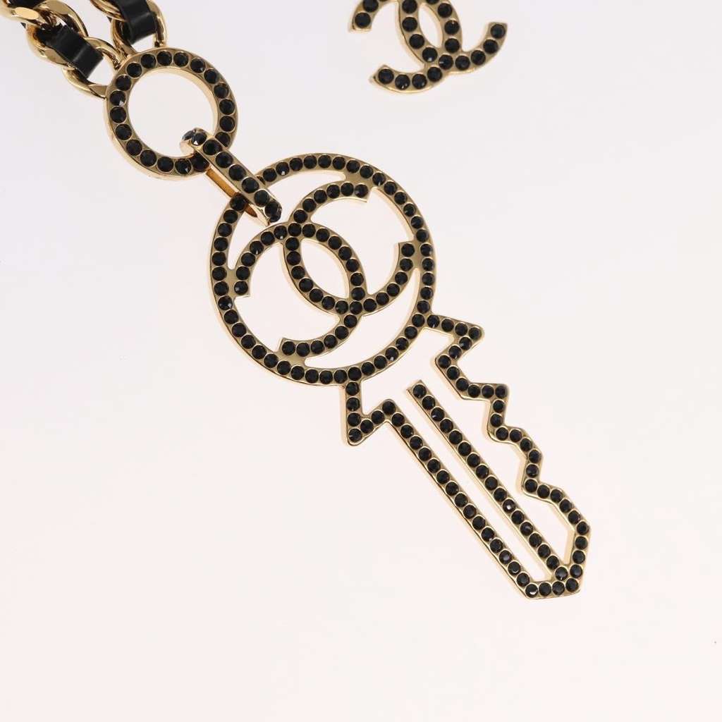 Chanel CC Key Pendant Necklace Gold Metal Good condition - Model View
