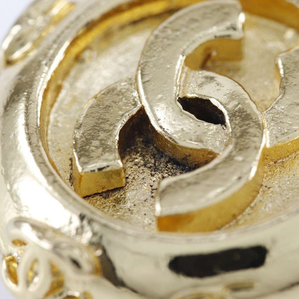 Chanel Vintage CC Clip-On Earrings Gold Good condition - Model View