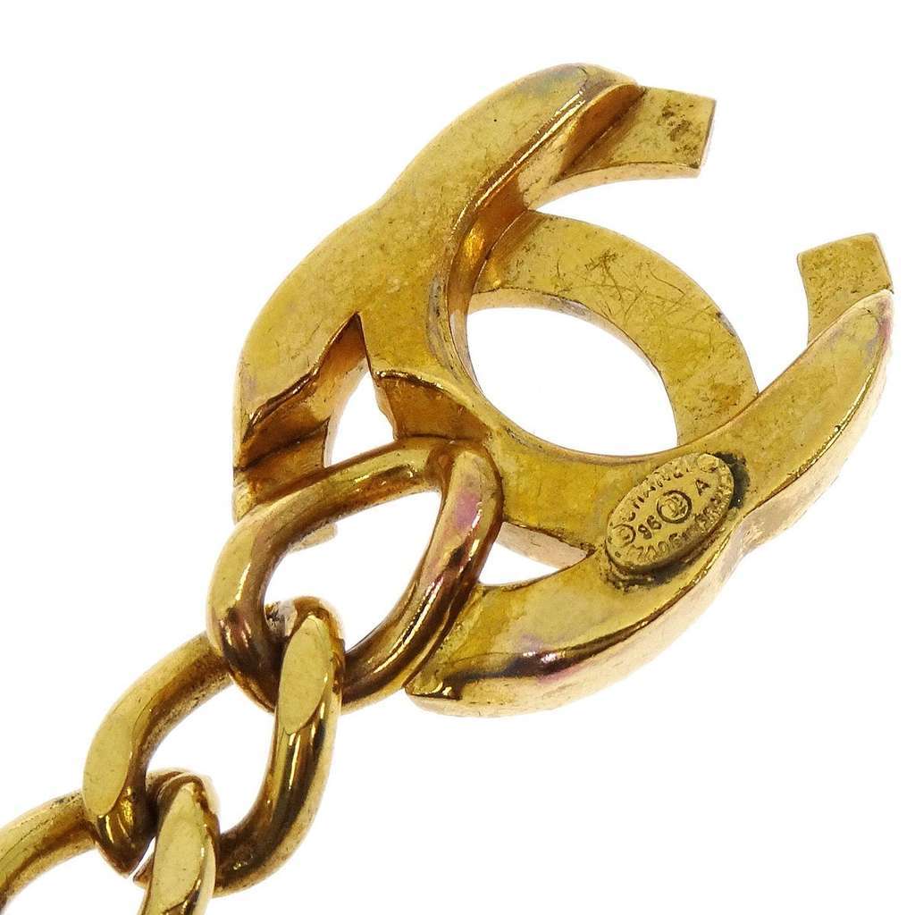 Chanel Vintage Turnlock Reissue Chain Necklace Gold Good condition - Model View