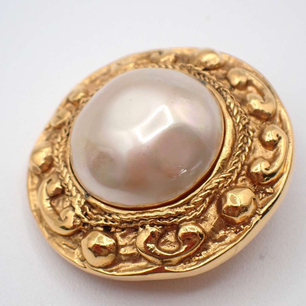 Chanel Vintage Round Clip-On Earrings Gold Metal Good condition - Model View