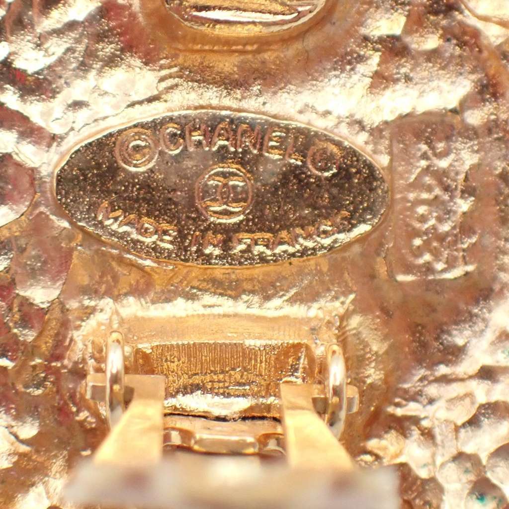 Chanel Vintage Round Clip-On Earrings Gold Metal Good condition - Box View