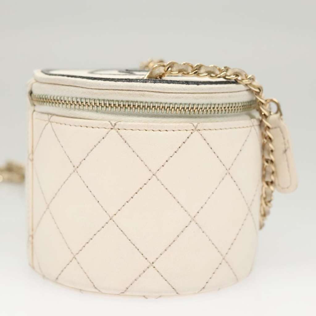 Chanel CC Round Vanity Case with Chain White Leather Good condition - Model View