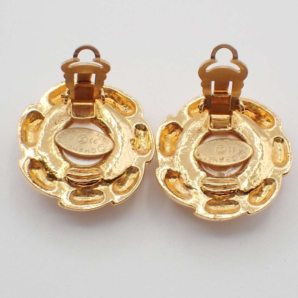 Chanel Vintage Round Clip-On Earrings Gold Good condition - Box View
