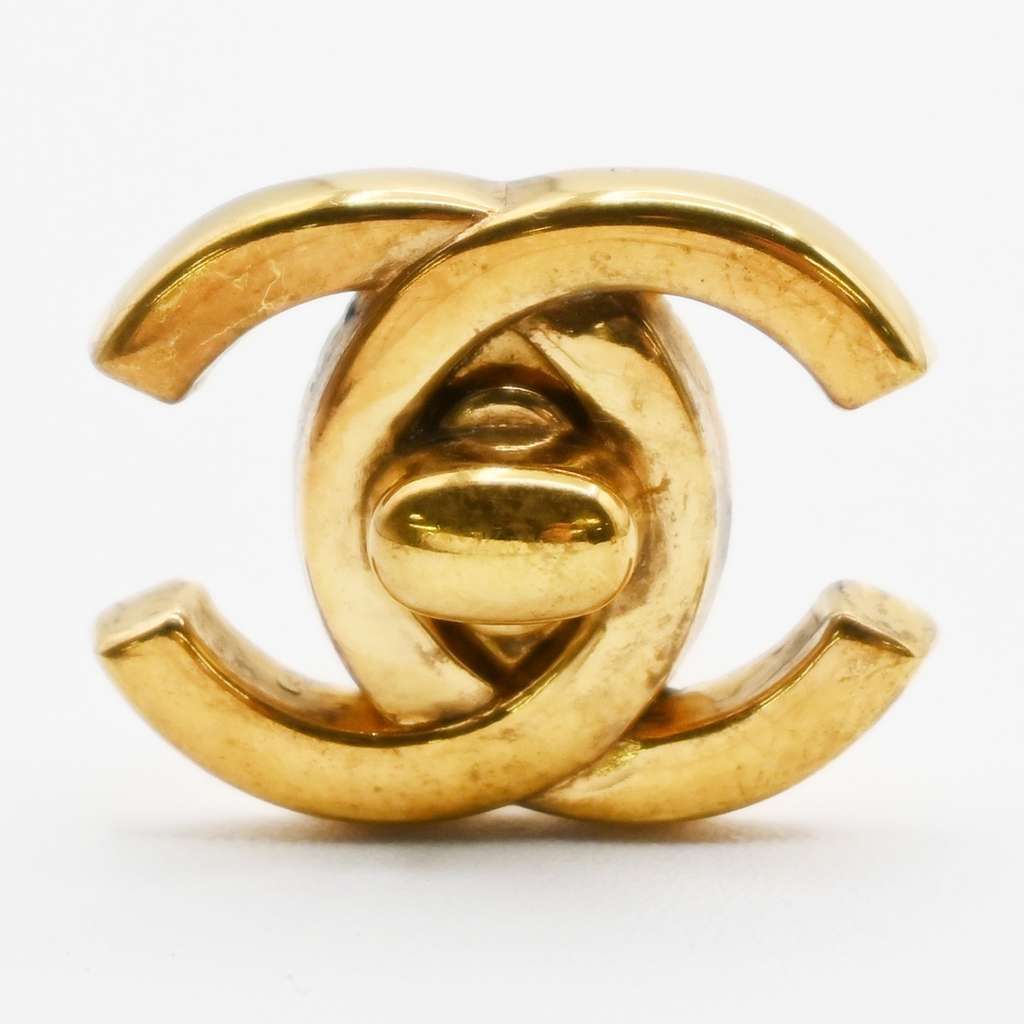 Chanel CC Turnlock Stud Earrings Gold Good condition - Model View
