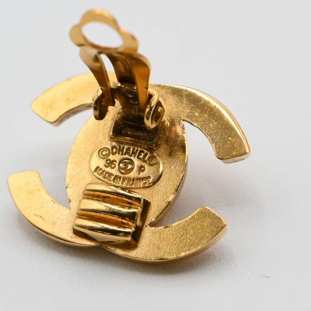 Chanel CC Turnlock Stud Earrings Gold Good condition - Box View