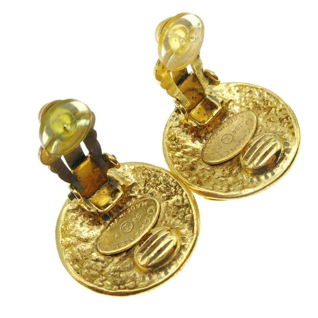 Chanel CC Button Clip-On Earrings Gold Good condition - Model View