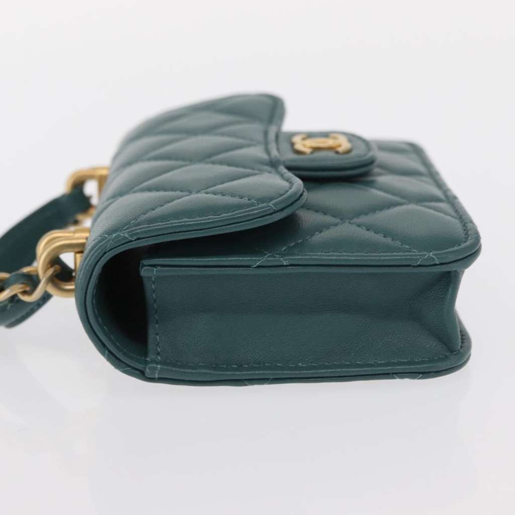 Chanel Top Handle Flap Coin Purse with Chain Green Leather Very good condition - Model View