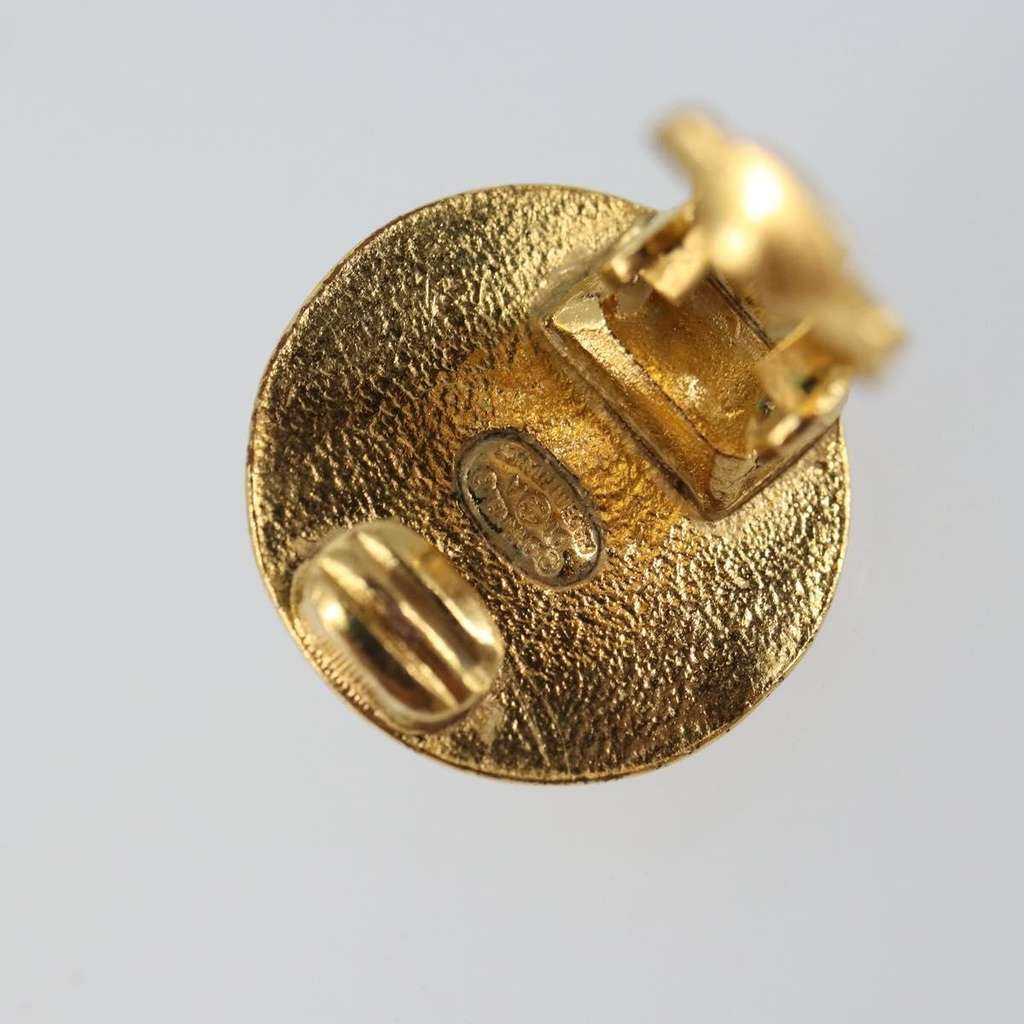 Chanel Vintage CC Round Clip-On Earrings Gold Metal Good condition - Model View
