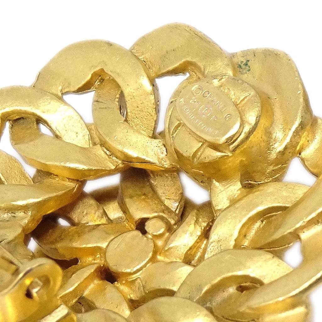 Chanel Vintage CC Round Button Clip-On Earrings Gold Good condition - Model View