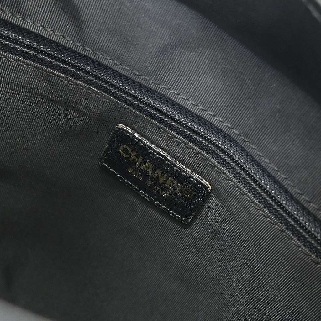 Chanel Chocolate Bar CC Tote Black Leather Good condition - Model View