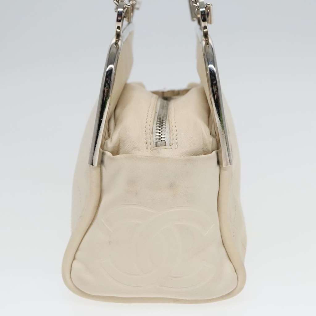 Chanel Ultimate Soft Frame Bag White Leather Good condition - Model View