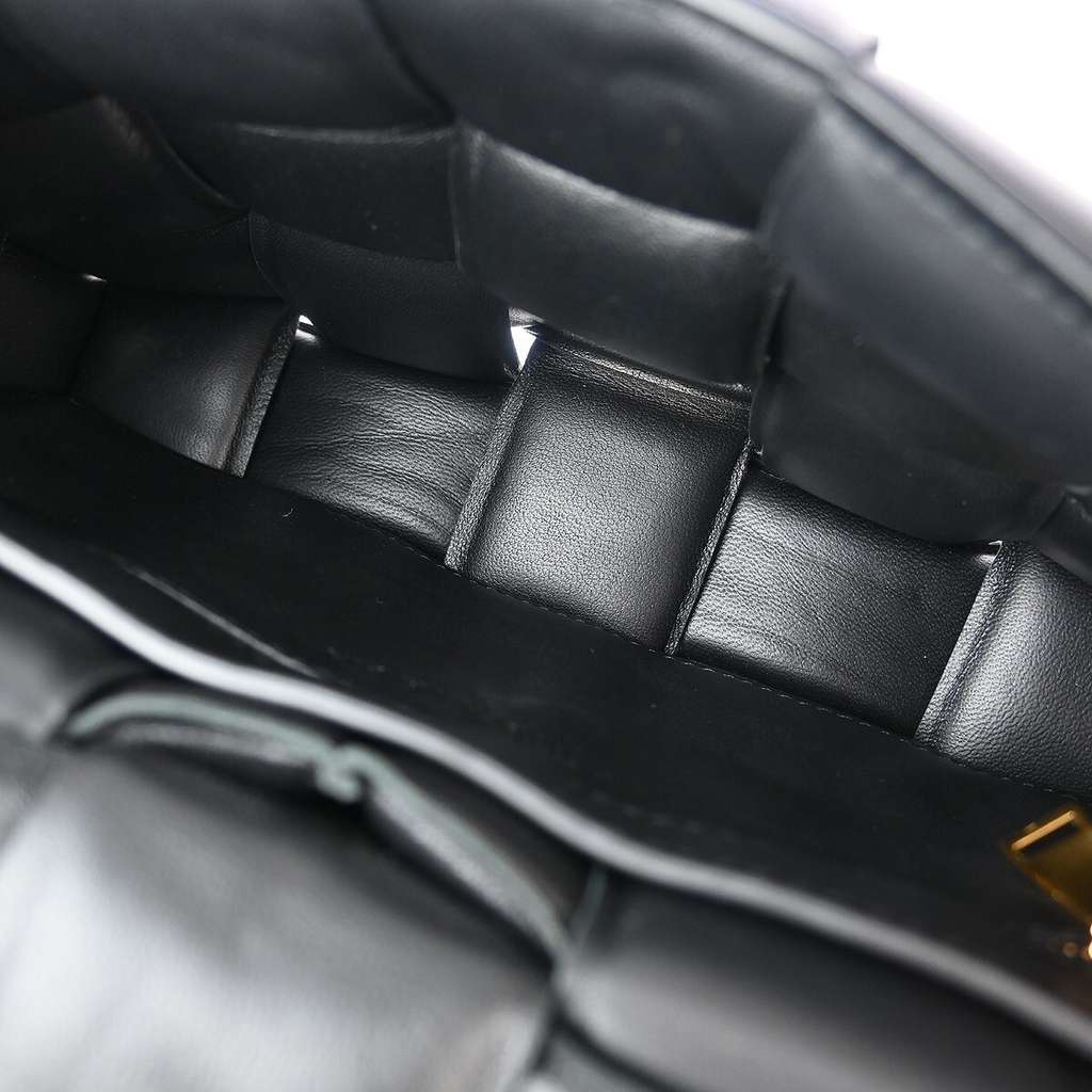 Bottega Veneta Cassette Chain Crossbody Bag Black Leather Good condition - Model View