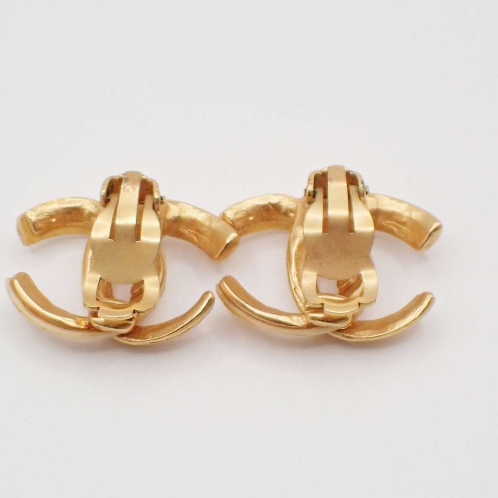 Chanel Vintage CC Round Button Clip-On Earrings Gold Good condition - Back View