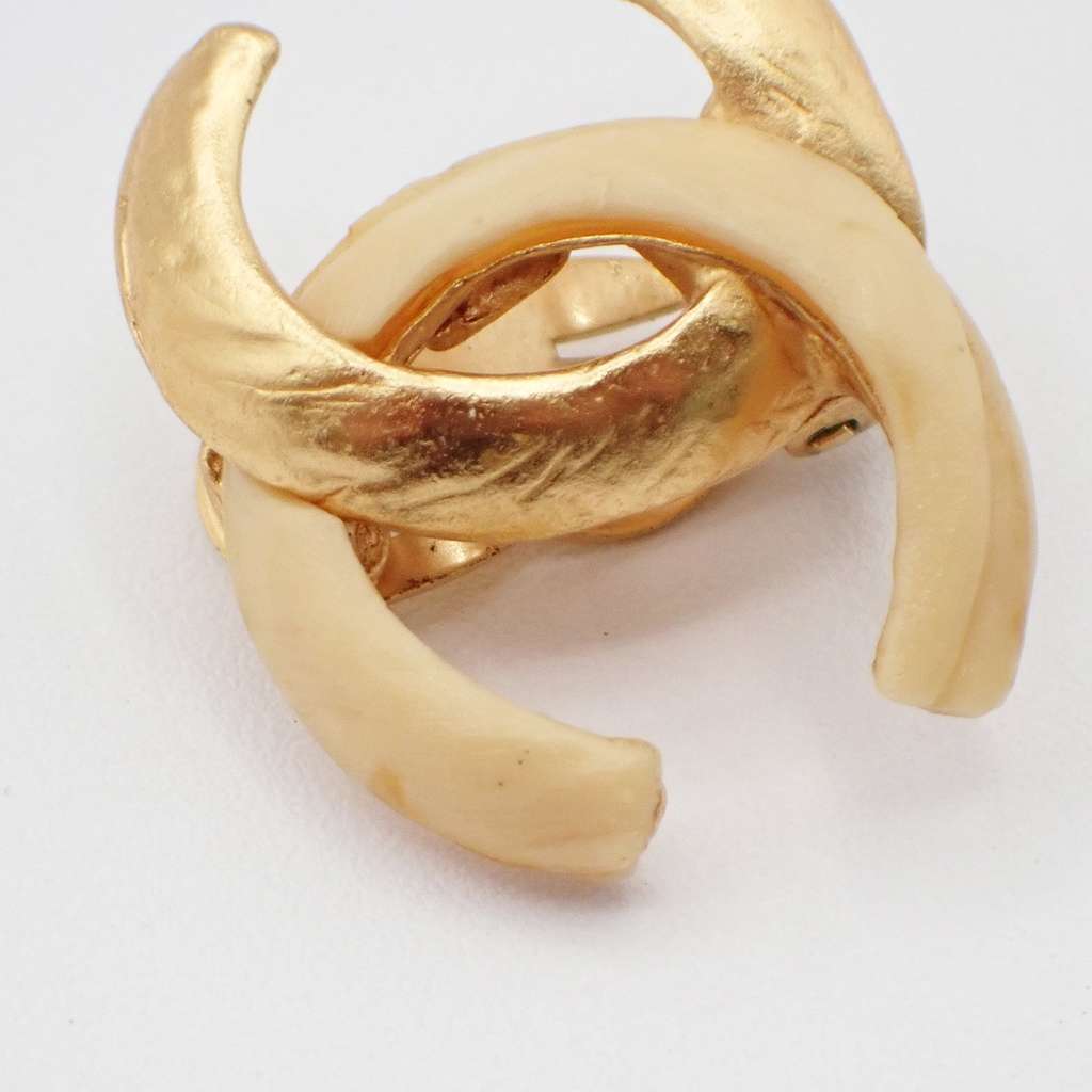 Chanel Vintage CC Round Button Clip-On Earrings Gold Good condition - Model View