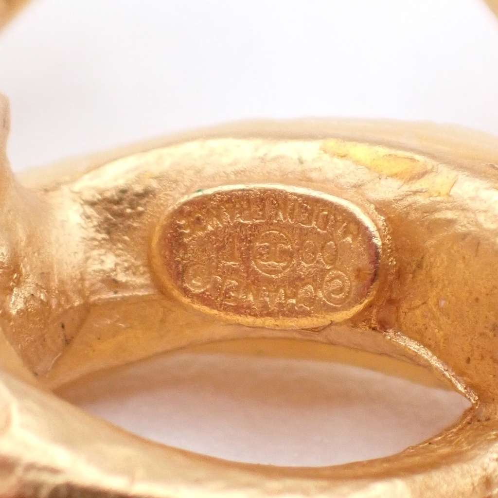 Chanel Vintage CC Round Button Clip-On Earrings Gold Good condition - Box View