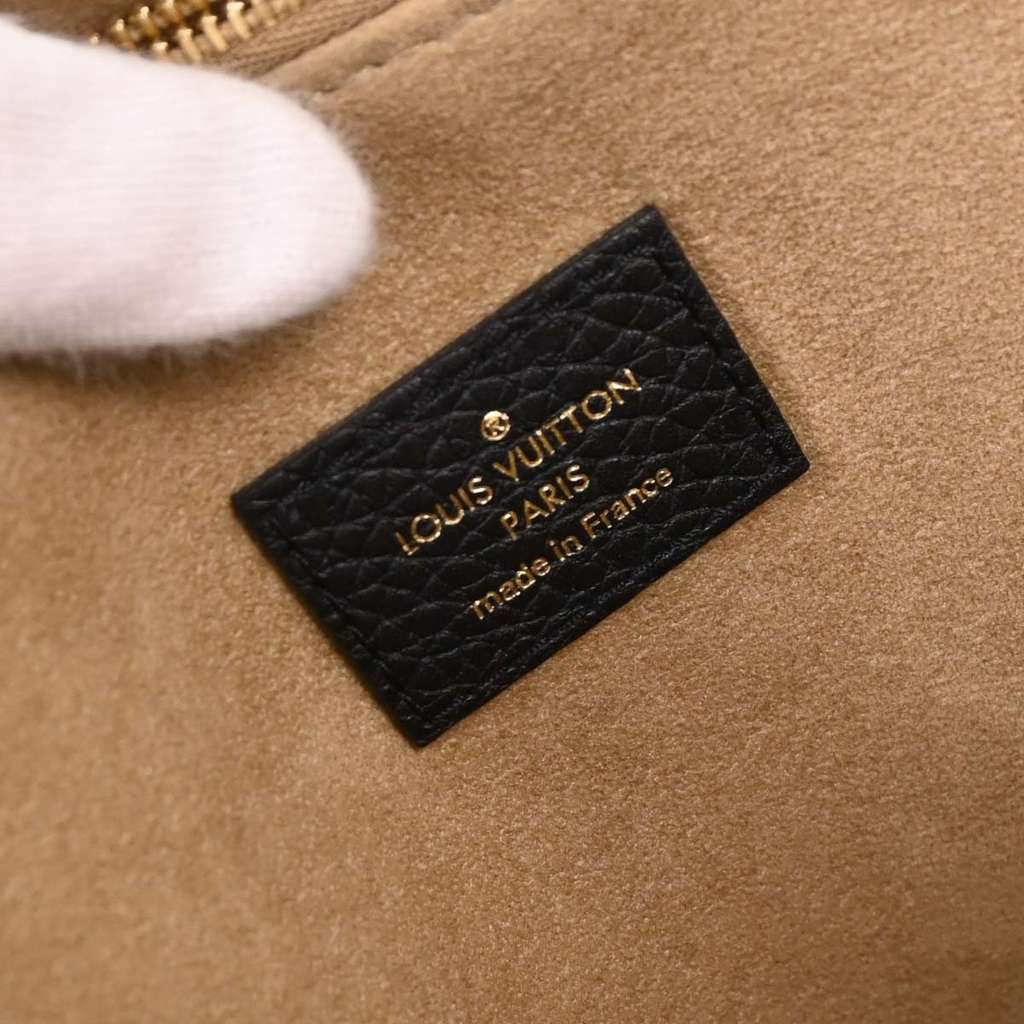 Louis Vuitton Volta Handbag Black Leather Good condition - Model View