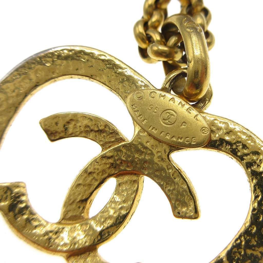 Chanel CC Heart Pendant Necklace Gold Good condition - Model View