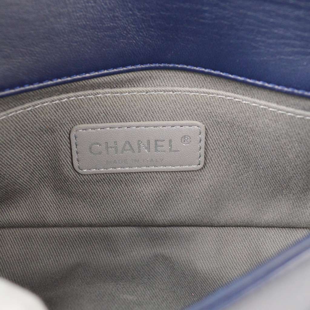 Chanel Boy Flap Bag Navy Velvet Good condition - Model View