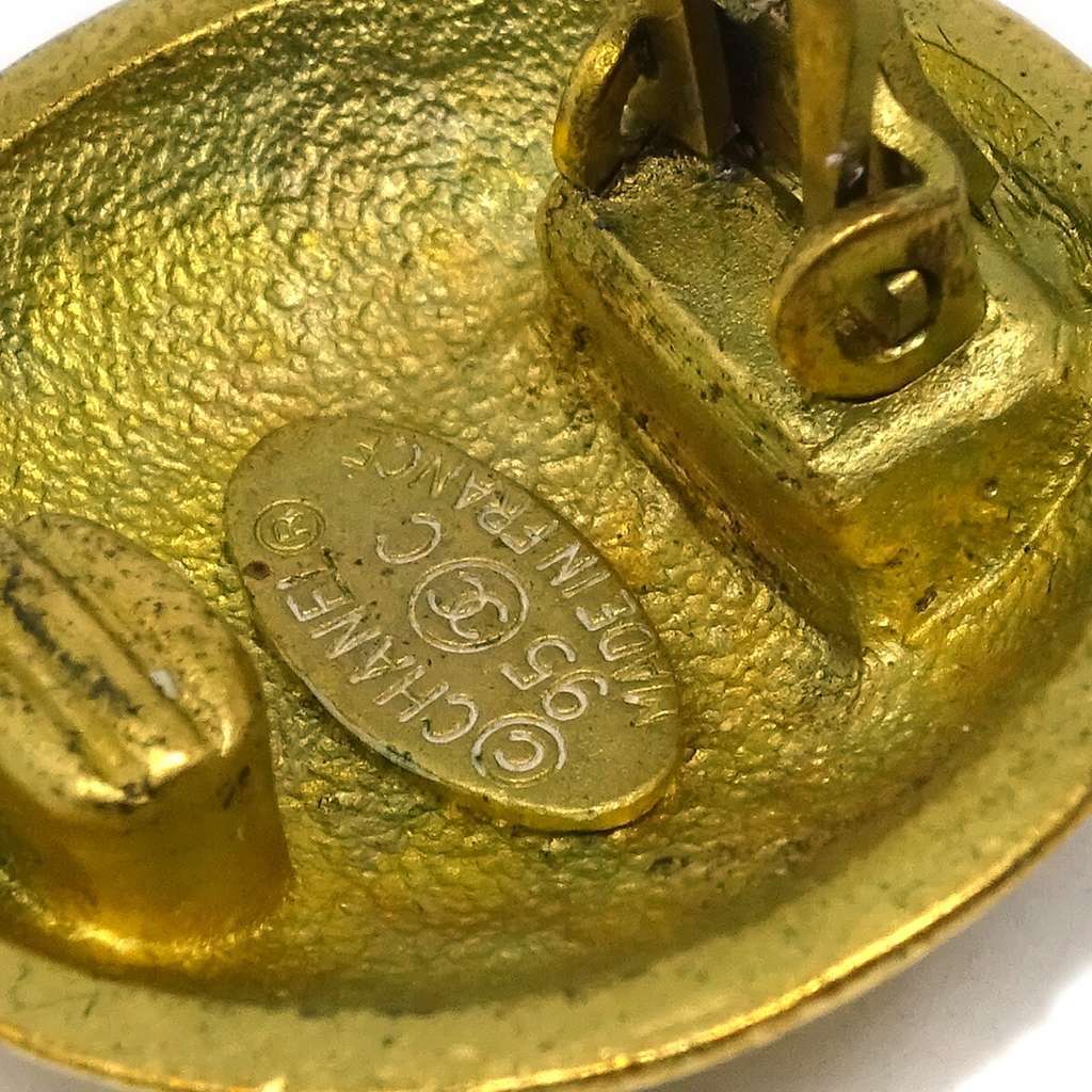 Chanel CC Button Clip-On Earrings Gold Good condition - Model View