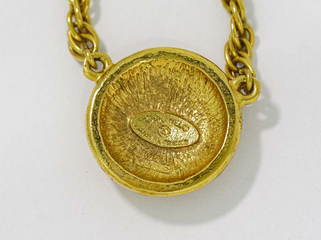 Chanel CC Pendant Necklace Gold Good condition - Model View