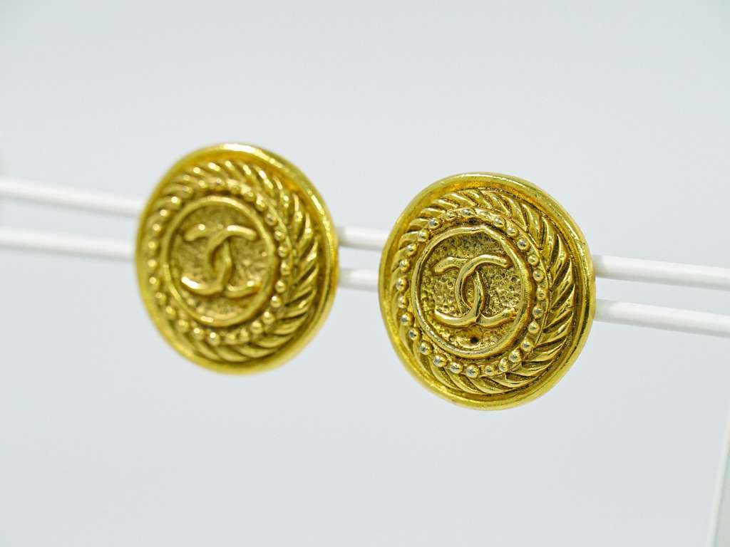 Chanel Vintage CC Logo Round Clip on Earrings Gold Good condition - Inside View